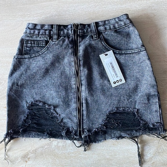 Distressed black denim skirt - Picture 3 of 9